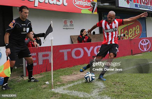 Juan Sebastian Veron of Estudiantes takes a corner kick during a match between All Boys and Estudiantes as part of Torneo Final 2014 at Malvinas...
