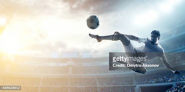 jogador de futebol rematar a bola no estádio - rematar �� baliza imagens e fotografias de stock