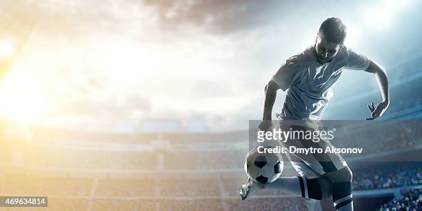 fußball spieler treten kugel im stadion - soccer back stock-fotos und bilder