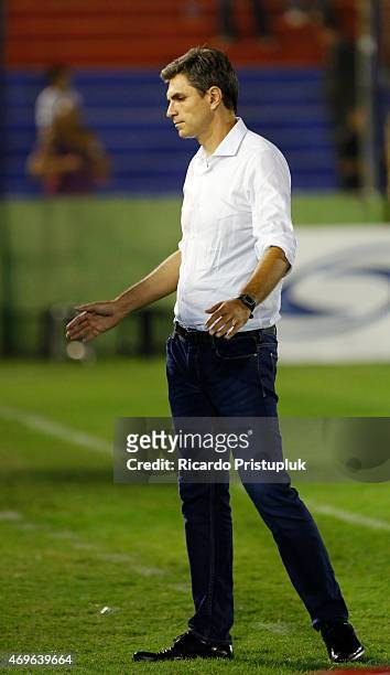 Mauricio Pellegrino head coach of Estudiantes de La Plata gestures during a match between Tigre and Estudiantes as part of 9th round of Torneo...