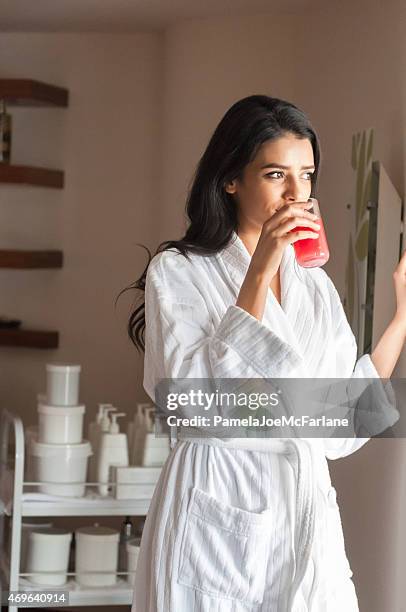 nahöstlichen frau in spa-behandlungsraum trinken saft - dubai spa stock-fotos und bilder