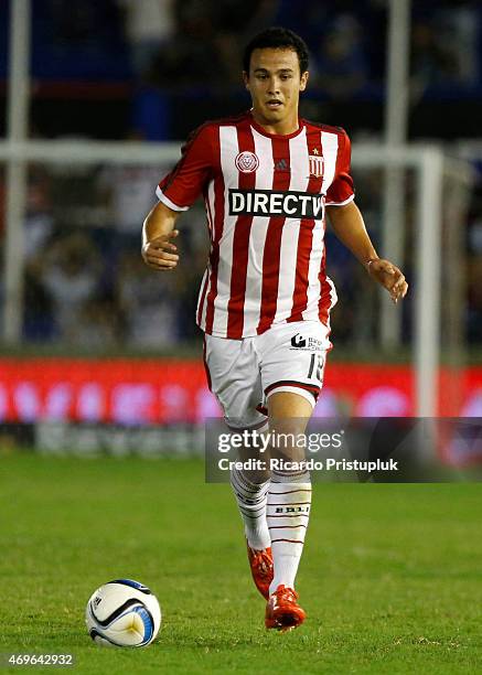 Leonardo Jara of Estudiantes de La Plata drives the ball during a match between Tigre and Estudiantes as part of 9th round of Torneo Primera Division...