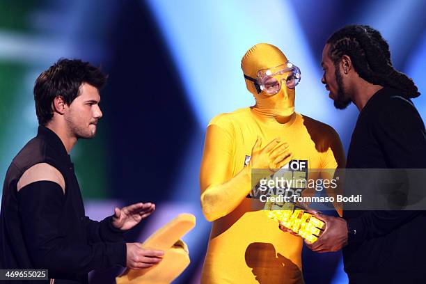 Player Richard Sherman of the Seattle Seahawks accepts the Captain Clutch award from actor Taylor Lautner onstage during the 4th Annual Cartoon...