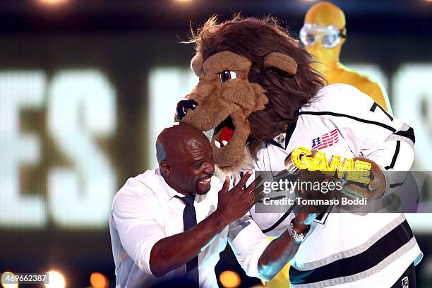 Actor Terry Crews and Los Angeles Kings mascot Bailey the Lion accepts the Most Awesome Mascot award onstage 4th Annual Cartoon Network Hall Of Game...