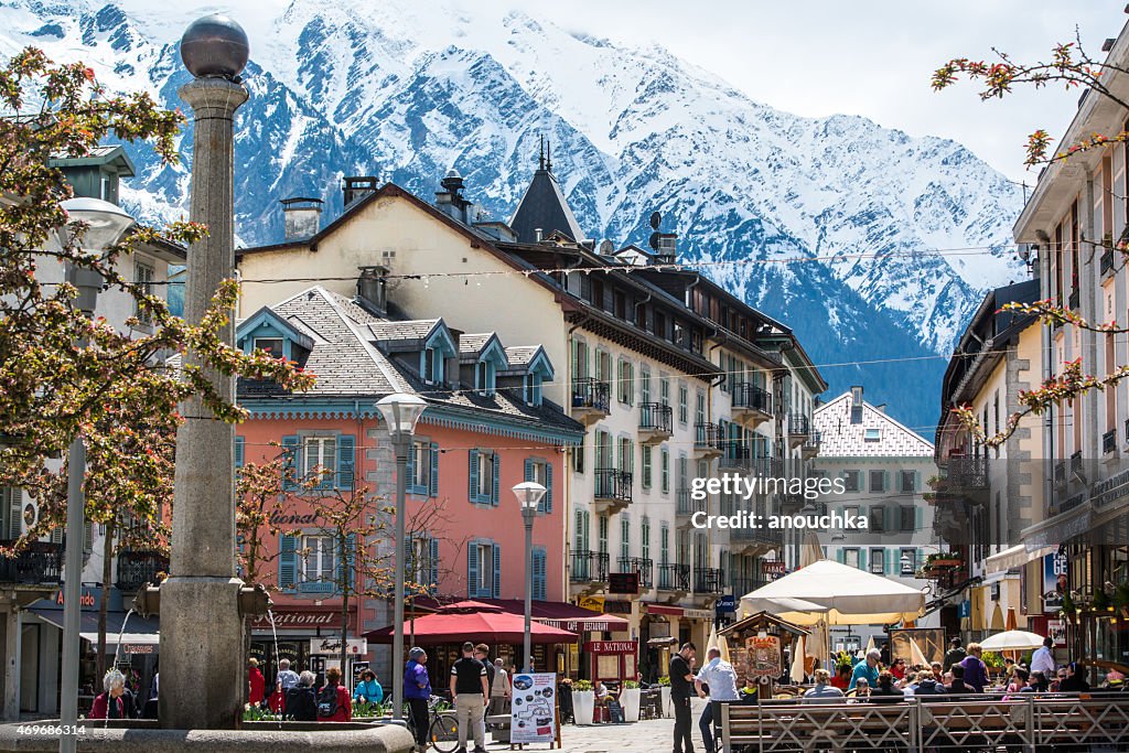 Pessoas s'um almoço em um café de Chamonix Mont-Blanc