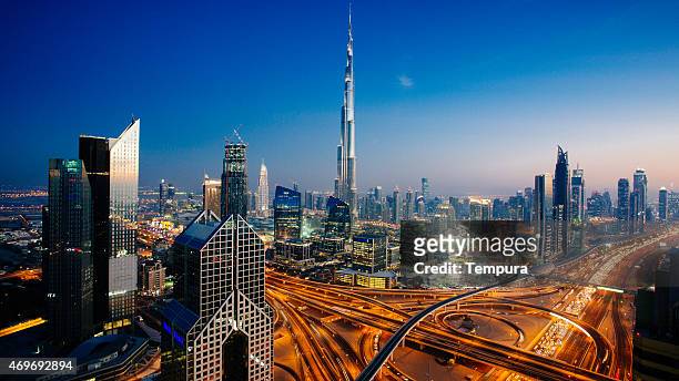 dubai skyline mit verkehr kreuzung und burj khalifa - dubai stock-fotos und bilder