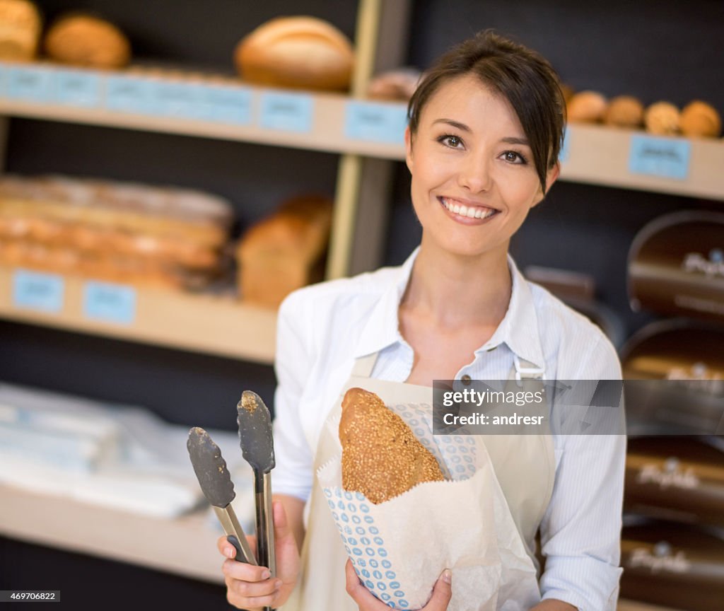 Schöne Frau arbeitet an der Bäckerei