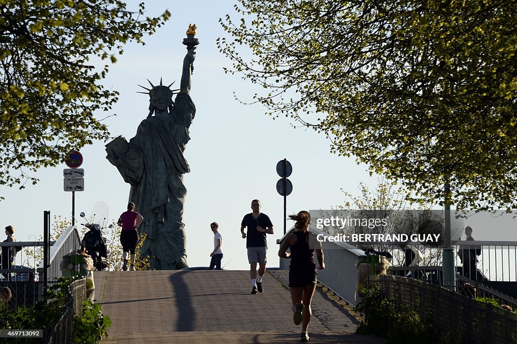 FRANCE-STATUE-OF-LIBERTY-FEATURE