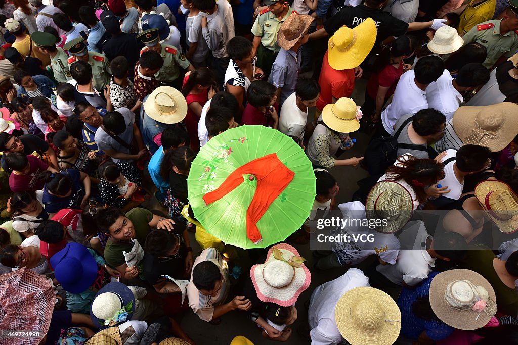 People Celebrate Thai Lunar Calendar 1377 New Year In Yunan