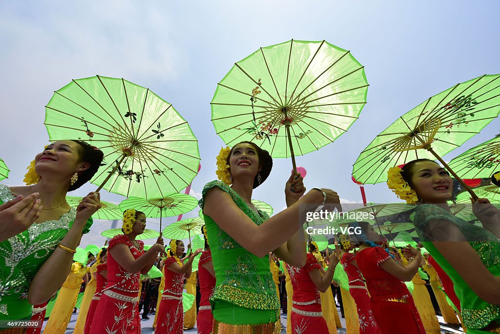 People Celebrate Thai Lunar Calendar 1377 New Year In Yunan