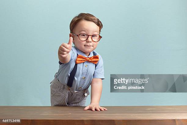 portrait of happy little boy giving you thumbs up - thumb 個照片及圖片檔