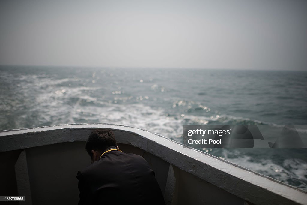 Families of Sewol Victims Take Boat To Sinking Site