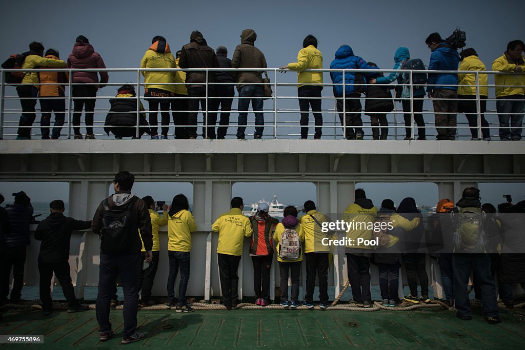 Families of Sewol Victims Take Boat To Sinking Site