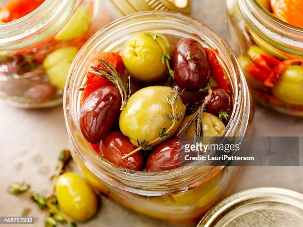 marinado aceitunas - kalamata olive fotografías e imágenes de stock