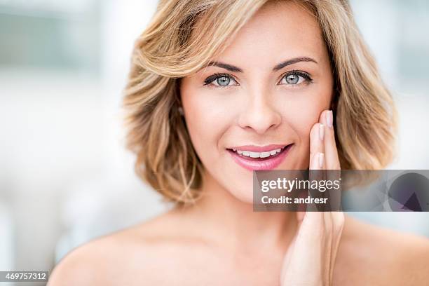 portrait d'une femme de beauté - belle peau photos et images de collection