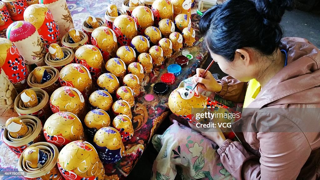 Chinese Merchants Produce Matryoshka Dolls To Possess Global Market In Shangzhi