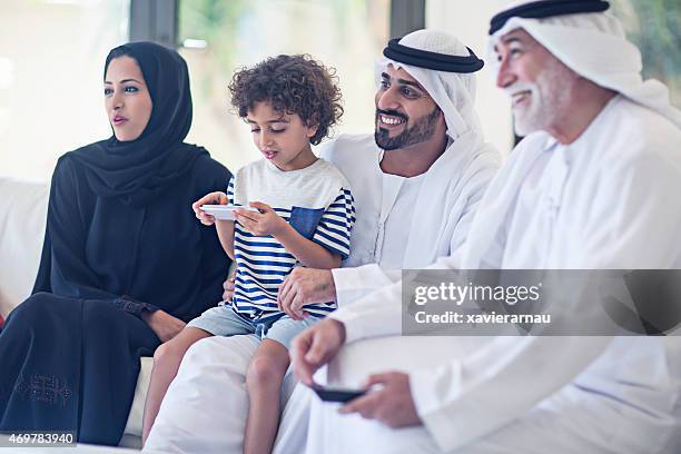 familie watching tv - arab watching tv stock-fotos und bilder