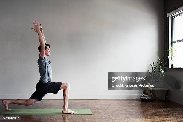 yoga instructor - male body stockfoto's en -beelden