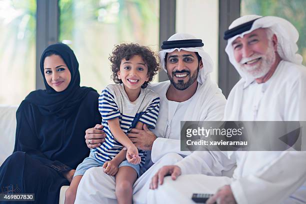 emirati family portrait - arab family stockfoto's en -beelden