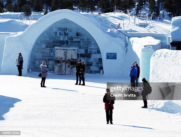 touristen stehen in der nähe von eingang des ice hotel in jukkasjärvi, schweden - ice hotel sweden stock-fotos und bilder