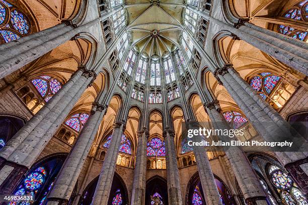 the choir of cathedrale saint-pierre de beauvais. - catedral interior fotografías e imágenes de stock