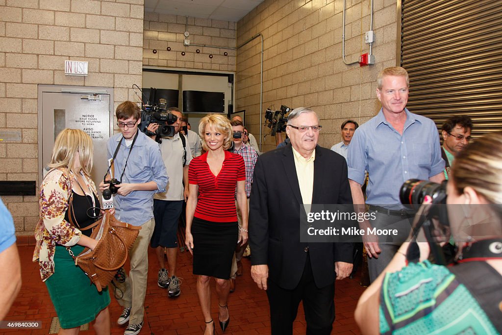 Pamela Anderson Serves Lunch To Phoenix Inmates To Promote Nation's First All-Vegetarian Jail