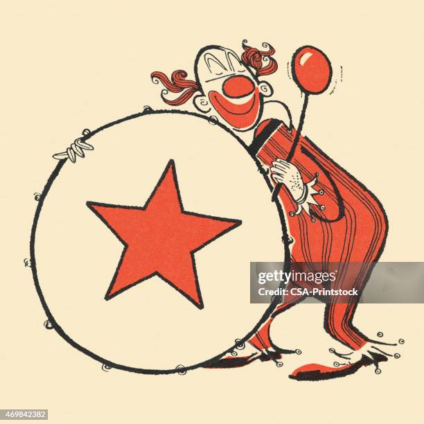 clown spielt eine bass drum - zirkuskünstler stock-grafiken, -clipart, -cartoons und -symbole