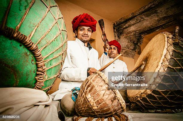 indian folk music - playing drums stockfoto's en -beelden