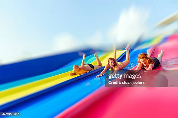 parque de diversiones - tobogán de agua fotografías e imágenes de stock