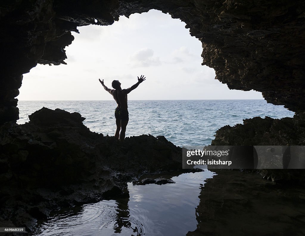 Jovem homem em uma caverna