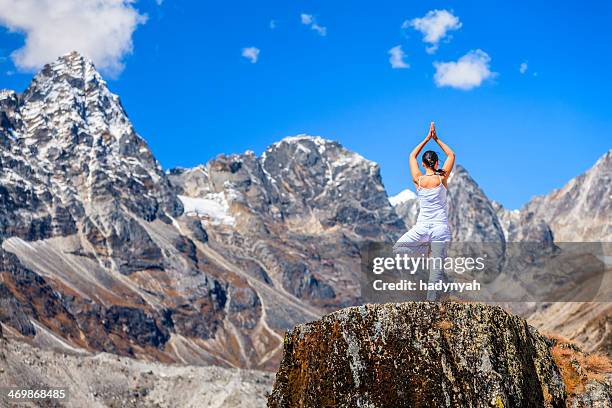 junge frau üben yoga im himalaja, mount everest national park - sagarmāthā national park stock-fotos und bilder