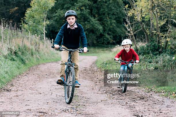 uma corrida de bicicleta - two kids with cycle imagens e fotografias de stock