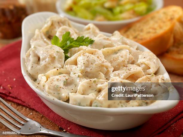 tortellini in alfredo-soße - bechamelsoße stock-fotos und bilder