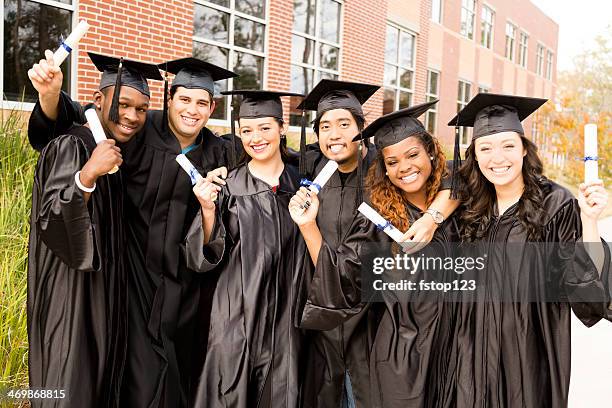 bildung: multi-ethnischen freunde glücklich nach college-abschlussfeier. - high school graduation stock-fotos und bilder