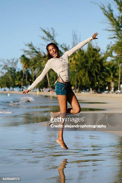 begeistert mädchen am strand - hot puerto rican women stock-fotos und bilder