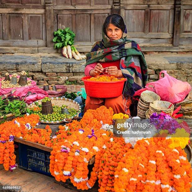 nepali street verkäufer verkauf von blumen und gemüse in patan, nepal - patan stock-fotos und bilder