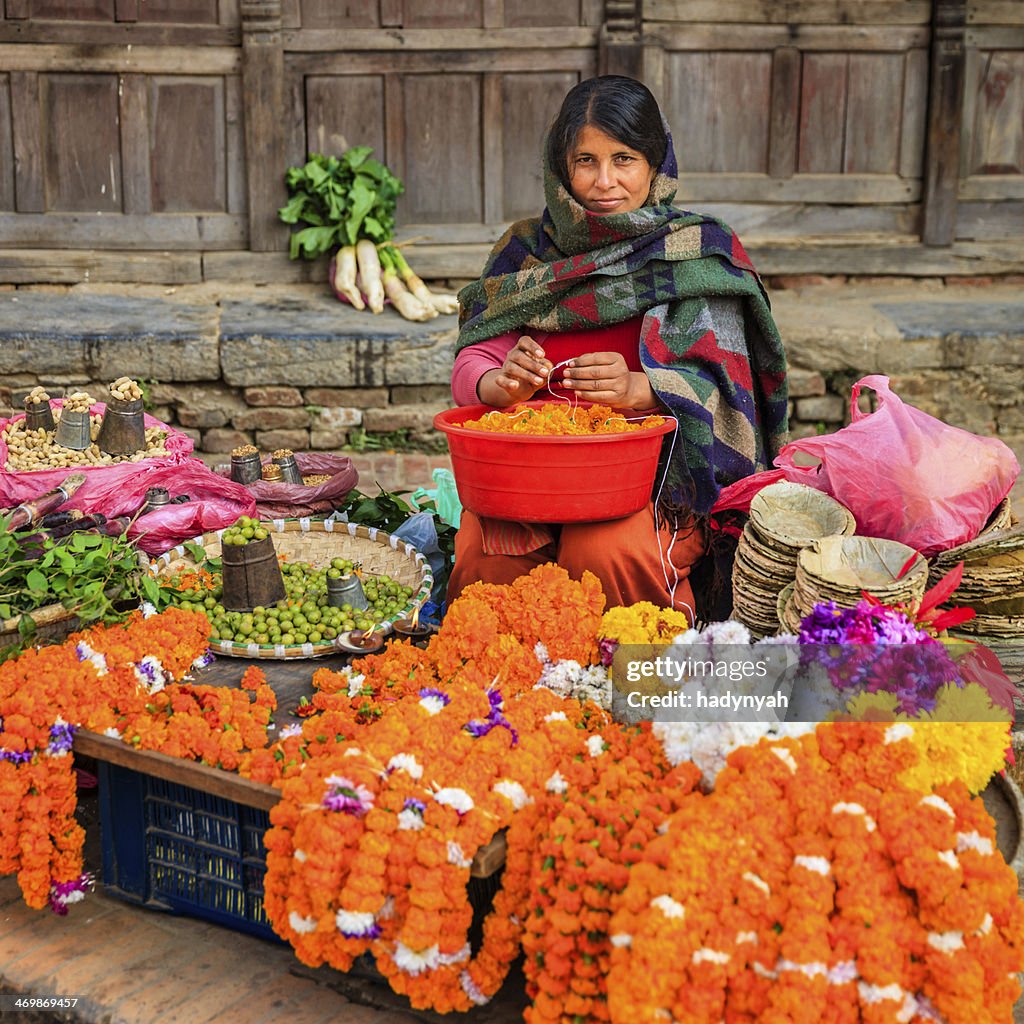 Le népalais street vendeur vente des fleurs et des légumes de Patan, Népal