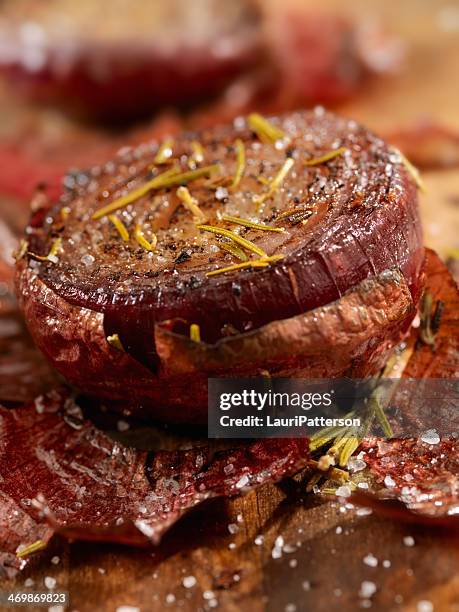 cebolla rojo asado - roasted red onion fotografías e imágenes de stock