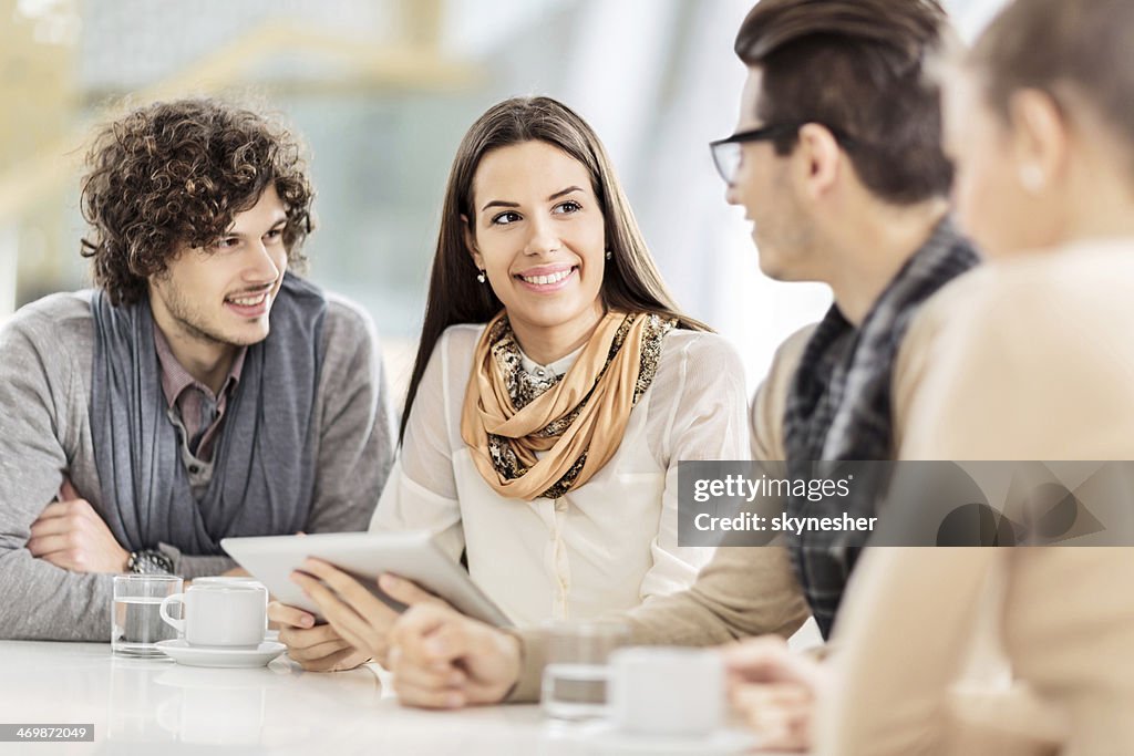 Jeunes de communication.