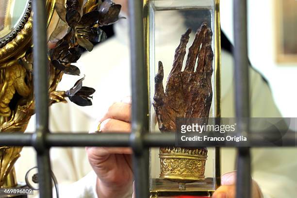 Sister Maria Domenica holds the hand of Saint Catherine of Siena at... News Photo - Getty Images