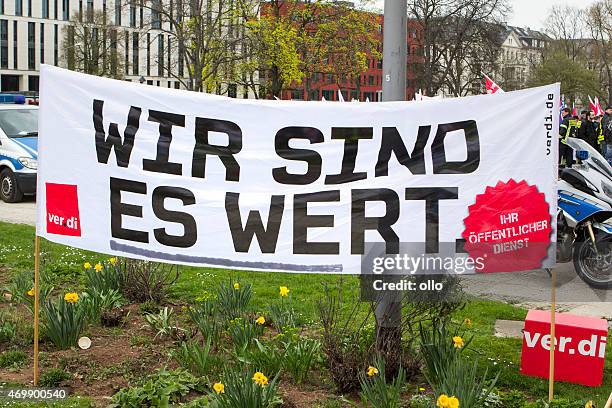 warnung strike und demonstration für höhere löhne wiesbaden, g - gewerkschaft stock-fotos und bilder