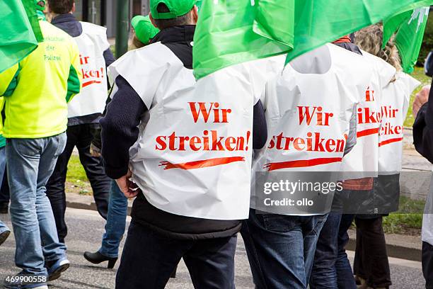 warnung strike und demonstration für höhere löhne in öffentlichen serv - streik stock-fotos und bilder