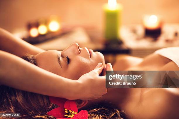 testa di donna ricevendo il massaggio presso la spa. - massaggio del viso foto e immagini stock