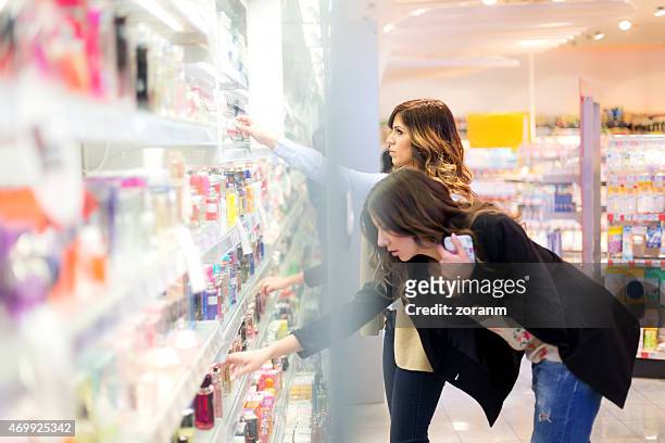 searching for perfect scent - beauty shopping stockfoto's en -beelden