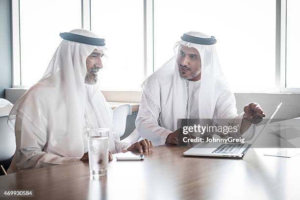 arab empresários em reunião de trabalho - emiratos árabes unidos - fotografias e filmes do acervo