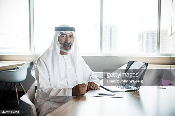 ältere nahen ostens arabische geschäftsmann porträt - emirati guy using laptop stock-fotos und bilder
