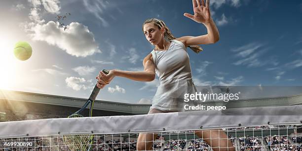tennis mädchen hero bereit zu gewinnen - tennis court and low angle stock-fotos und bilder