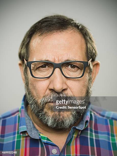 retrato de um homem com óculos angry espanhol e barba. - só um homem idoso - fotografias e filmes do acervo