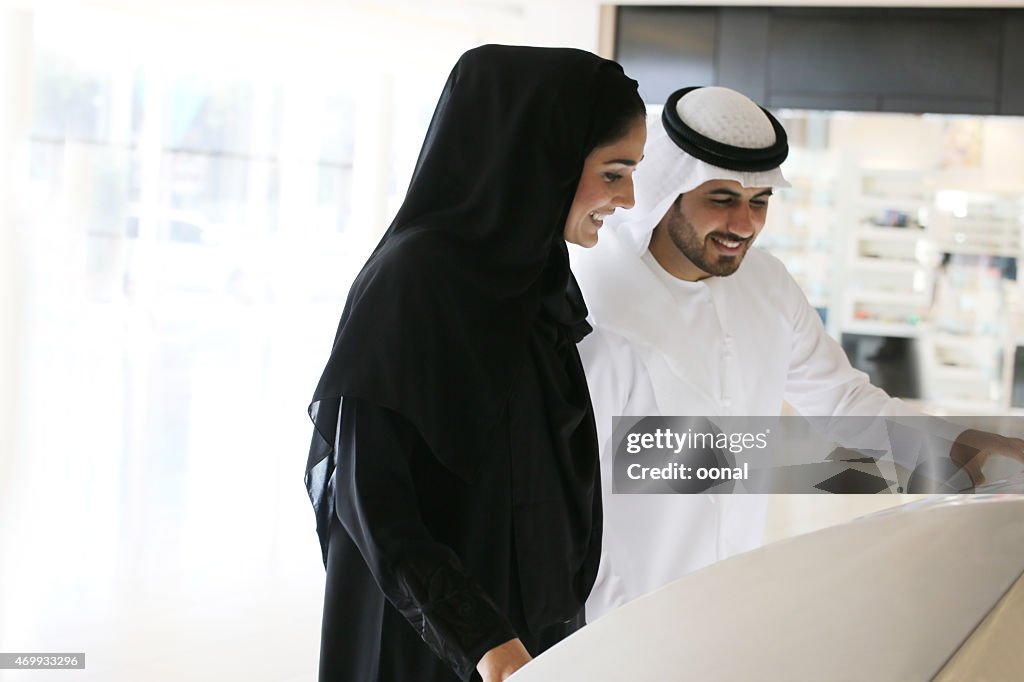 Arab famille à l'aide de digital kiosque interactif à écran plat