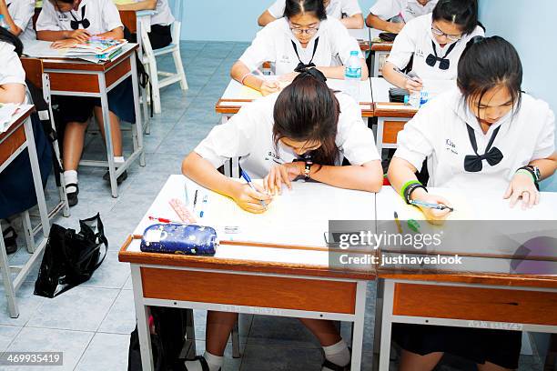 hacer exámenes en la escuela tailandés - thai ethnicity fotografías e imágenes de stock